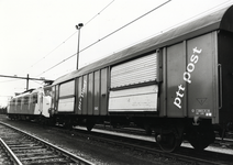 152071 Afbeelding van het motorpostrijtuig nr. 3016 (plan mP) van de P.T.T. met een postwagen type Hbbkkss te Sittard.